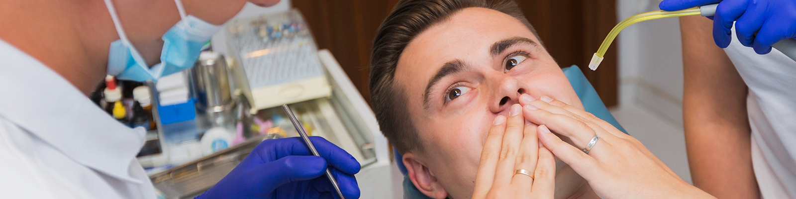 خلع الأسنان البسيط والجراحي